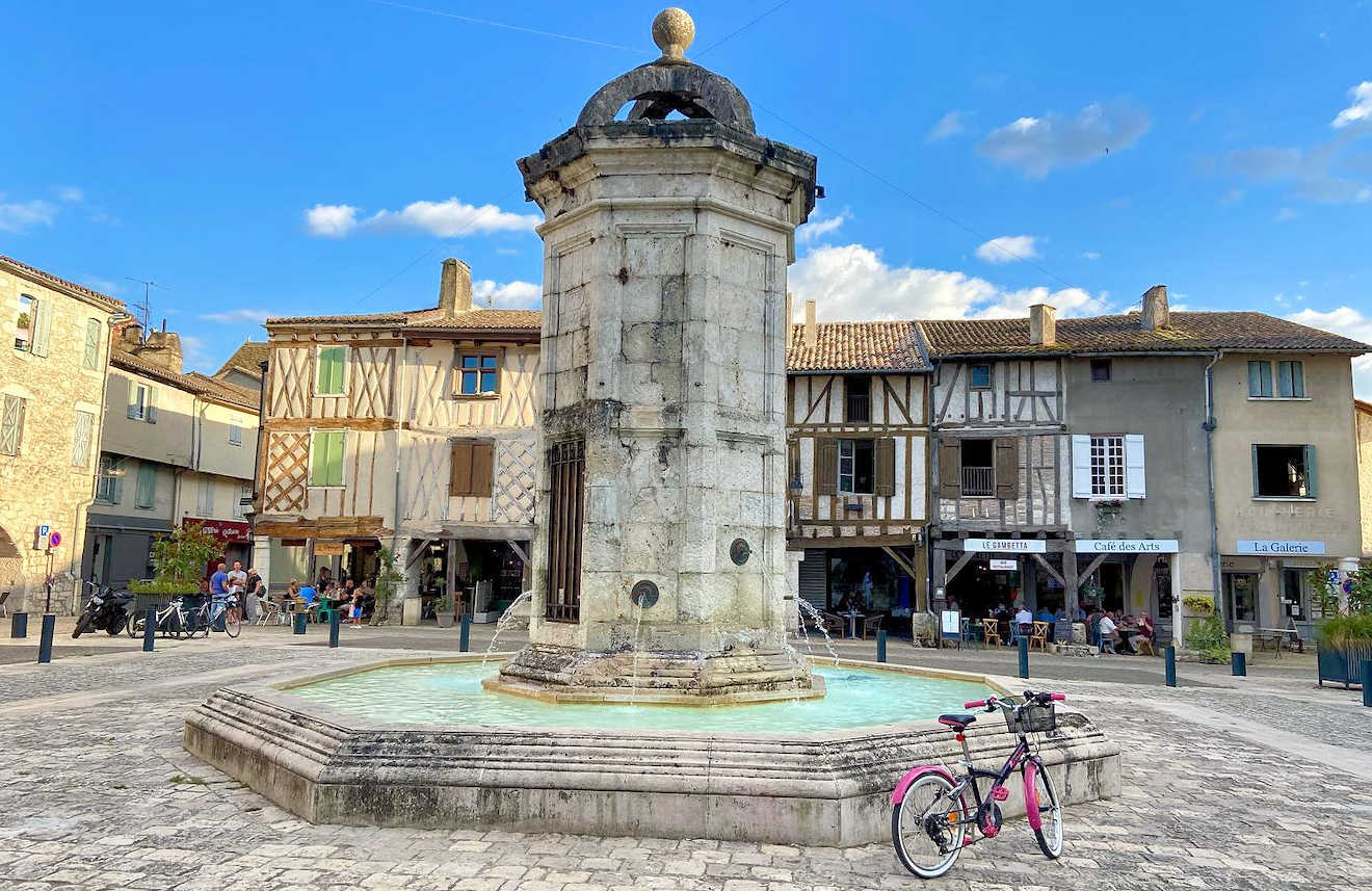 eymet fountain france