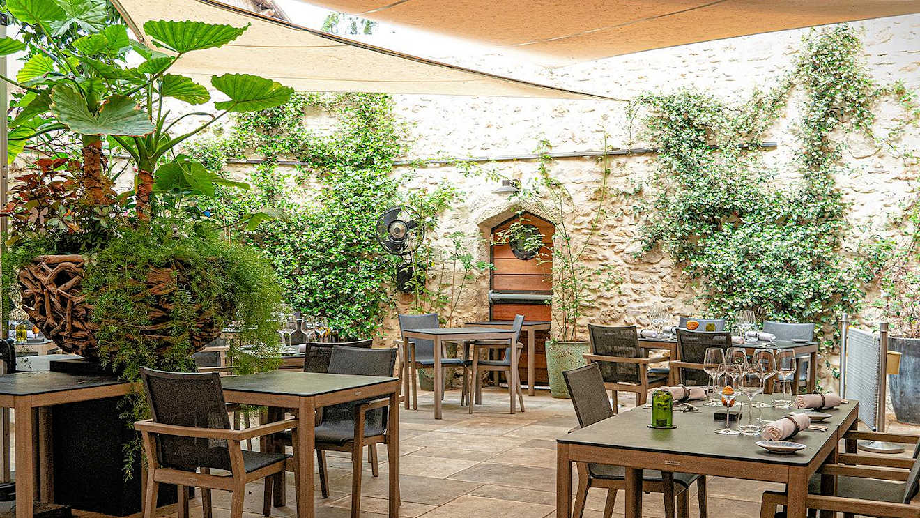 l alter native beziers restaurant terrace