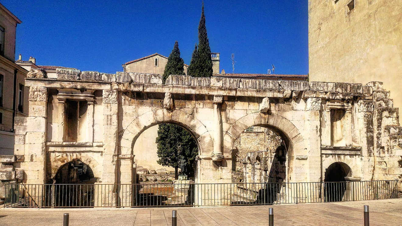 nimes porte auguste2