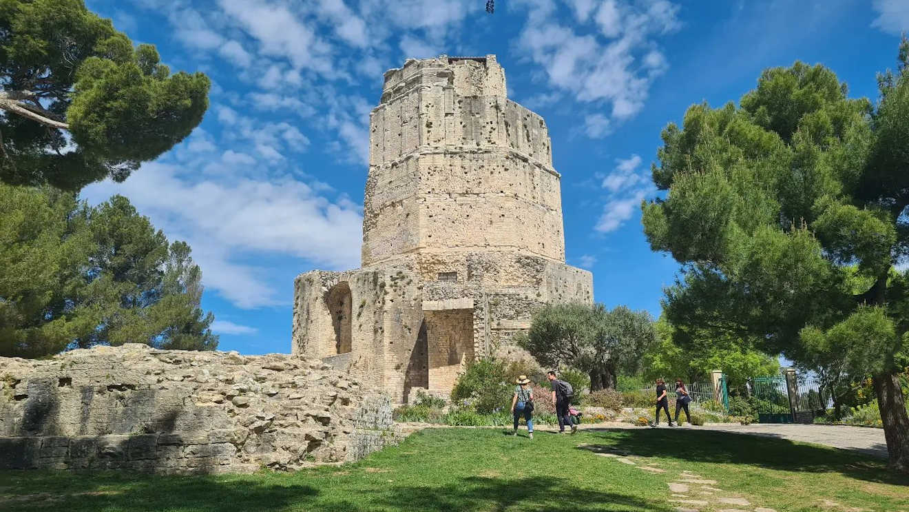 nimes tour magne