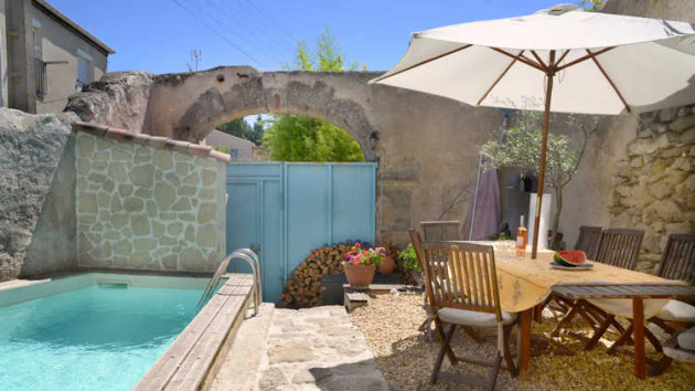 Lespignan holiday cottage France with pool sleeps 10