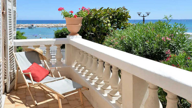 Sea view apartment rentals Menton, France