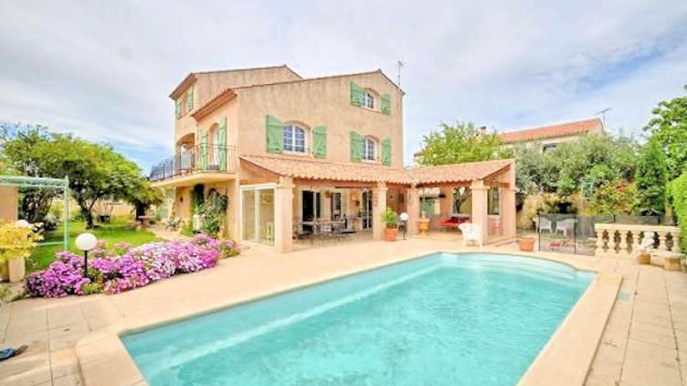 Villa Mory holiday rental Serignan France with private pool 