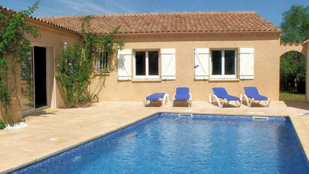 Pezenas holiday villa with pool sleeps 8