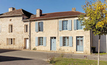 Maison aux Volets Bleus large 5 bed cottage in Dordogne France with private pool