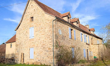 L'Ancienne Auberge 5 bed farmhouse with pool for rent in Lot, France