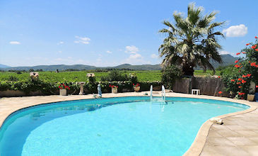 Les Vignes cheap gite in France with pool